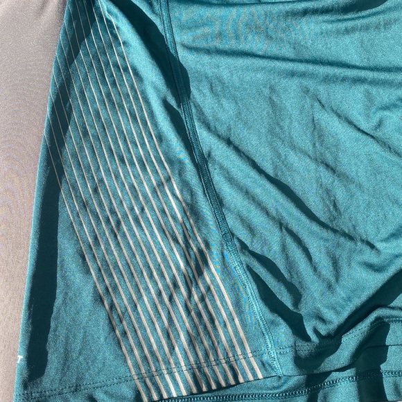 Shimmer Green Nike Running workout top size medium women’s like new condition - Picture 6 of 6